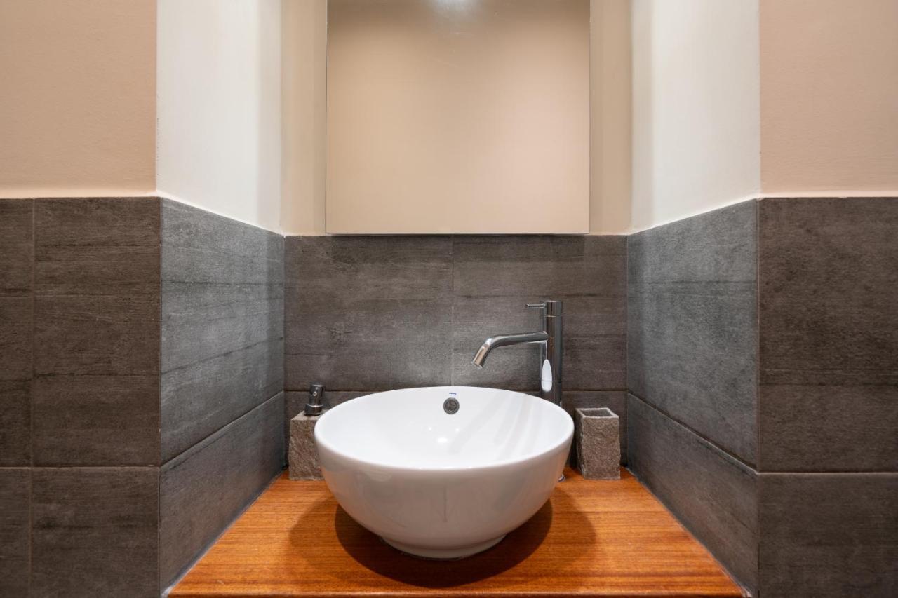 Classy Apartment In Koukaki, Walk To Metro & Acropolis เอเธนส์ ภายนอก รูปภาพ